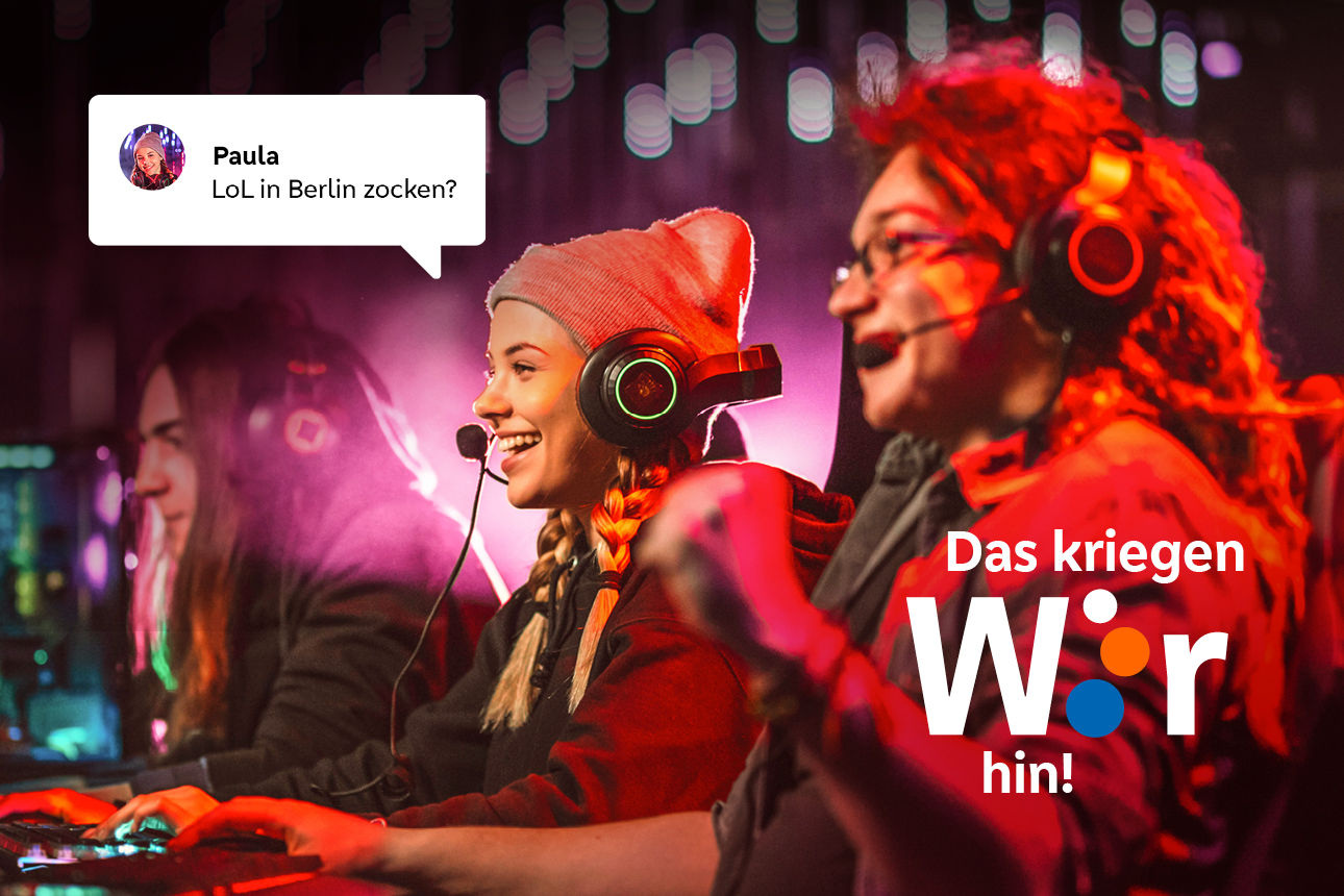 Zwei junge Menschen sitzen mit Kopfhörern vorm PC 