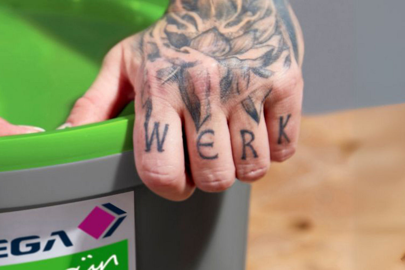 Zwei Hände auf einem Maler-Eimer