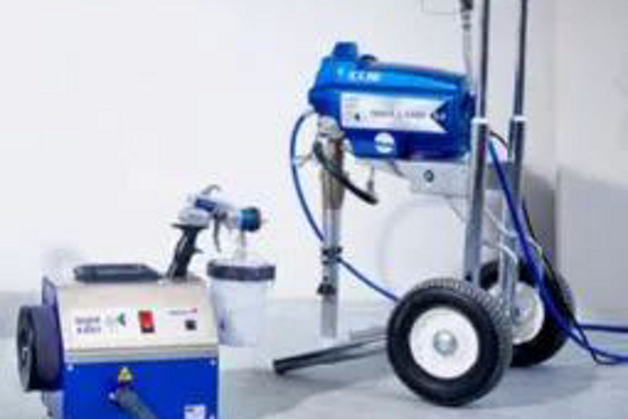 Eine blau-weiße Gartenspritze mit einem Schlauch und einem Rad für einfache Mobilität