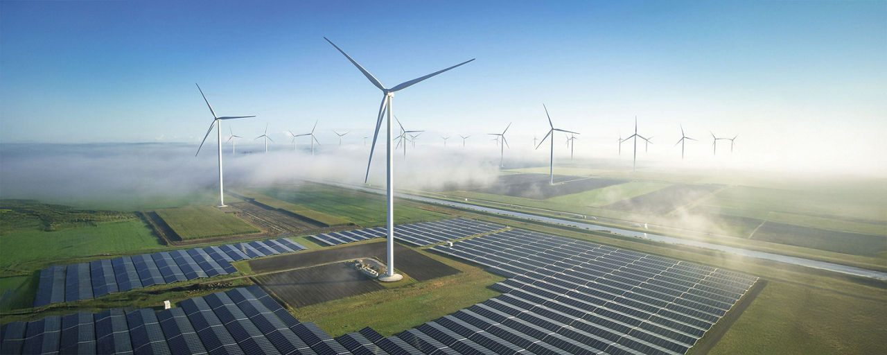 Landschaft mit Windkraftanlagen und Freiflächen Photovoltaik