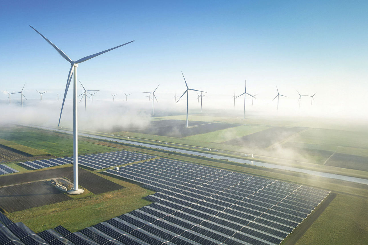 Landschaft mit Windkraftanlagen und Freiflächen Photovoltaik