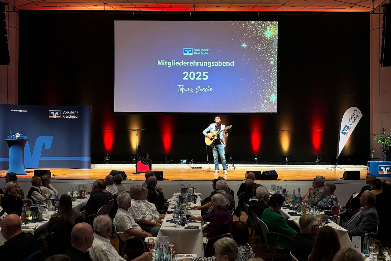 Tobi Gnacke unterhält die Mitglieder mit einem abwechsunglsreichen Programm.
