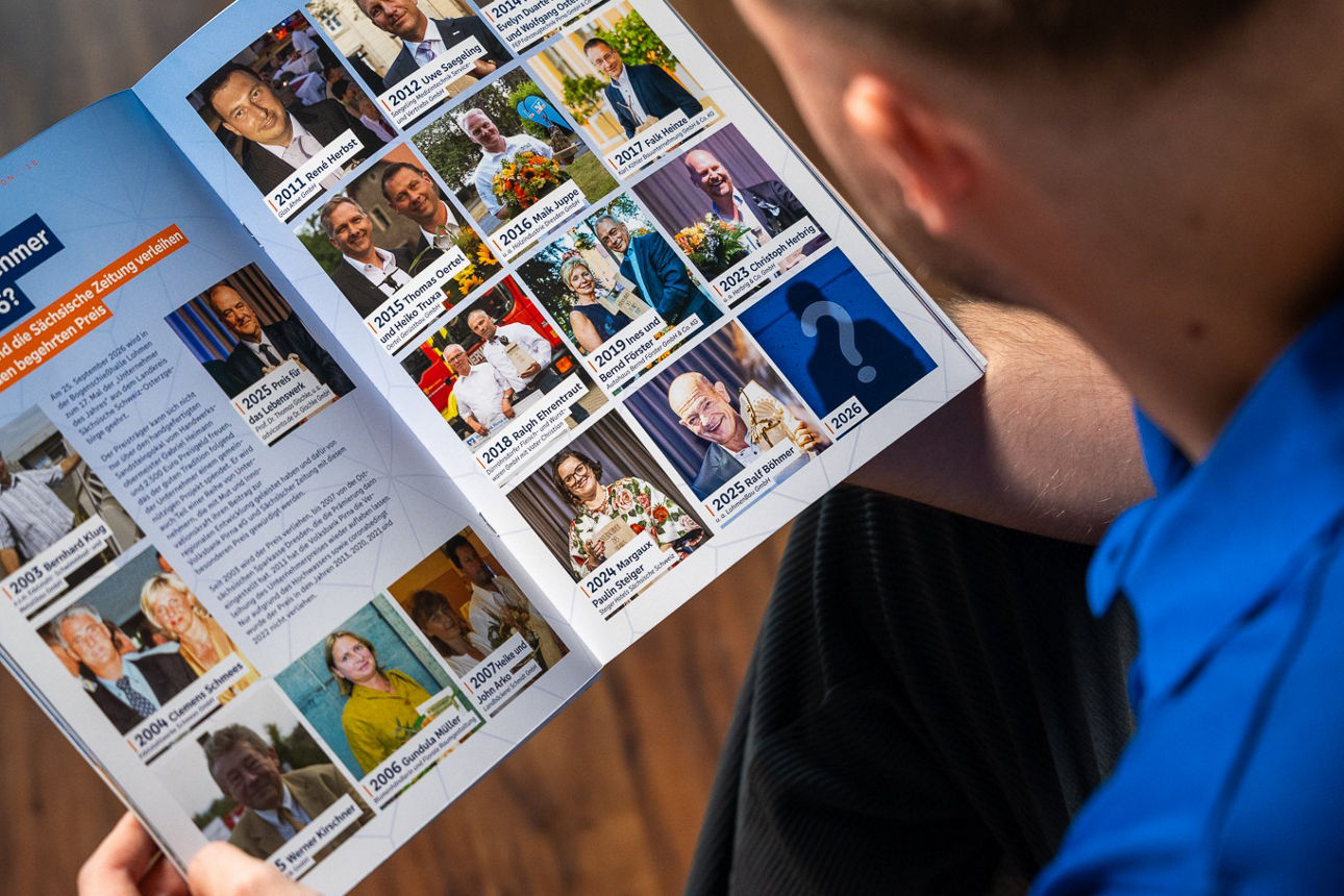 Mann liest Zeitschrift