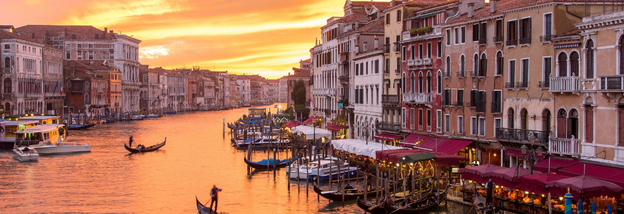 Kanal in Venedig bei Sonnenuntergang