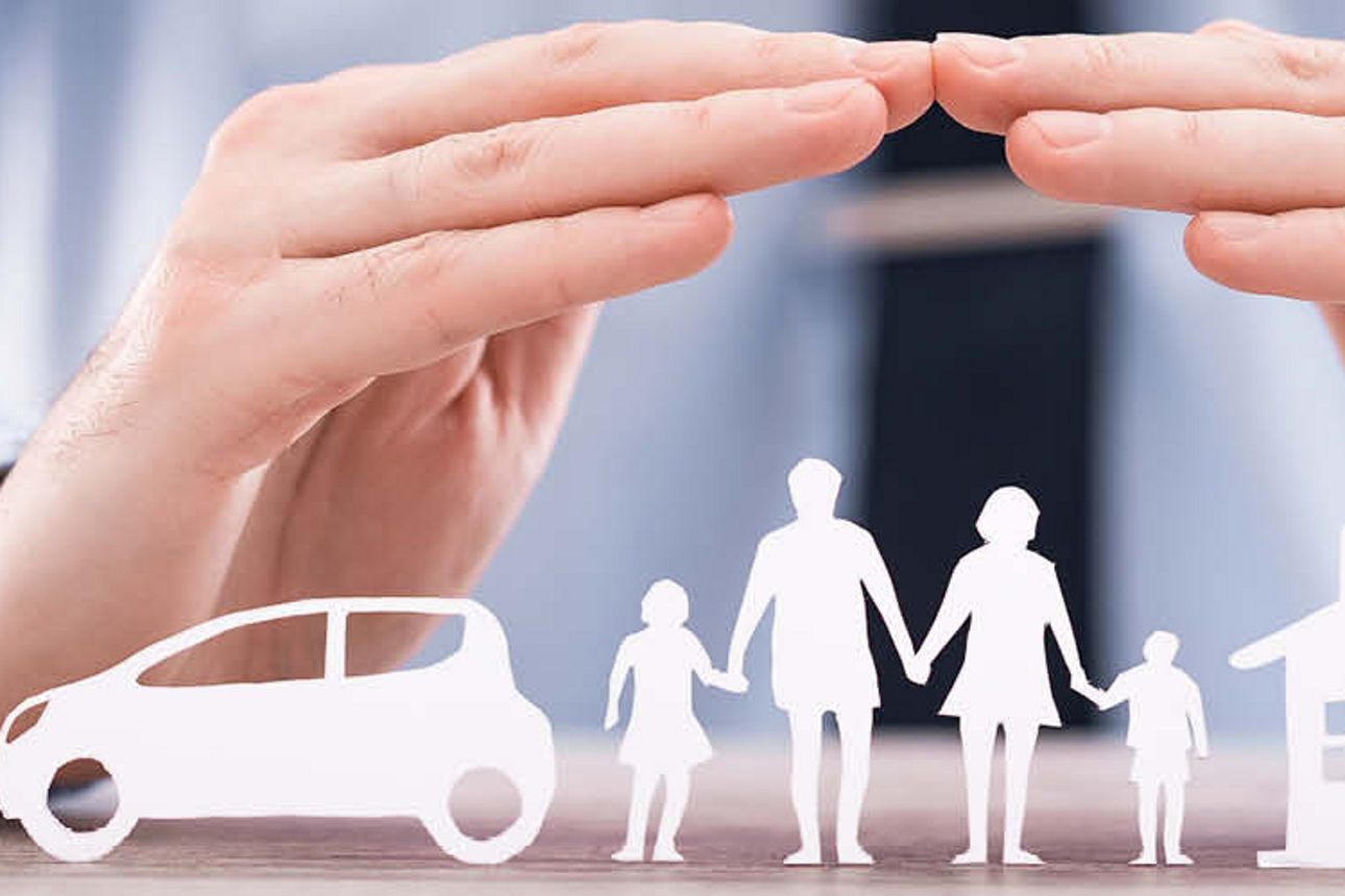 Schützende Hände über Famile, Auto und Haus