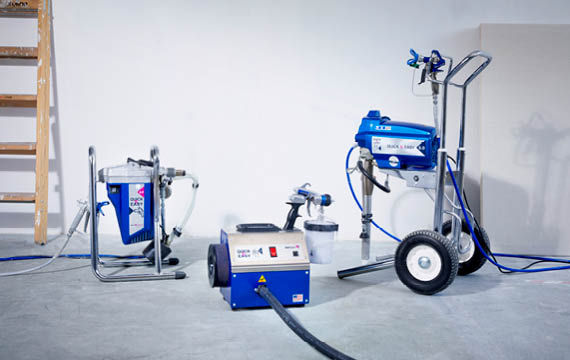 Eine blau-weiße Gartenspritze mit einem Schlauch und einem Rad für einfache Mobilität