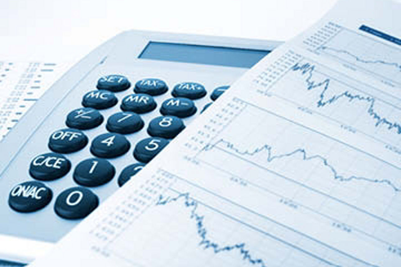 eine tätowierte Hand mit einem Farbeimer