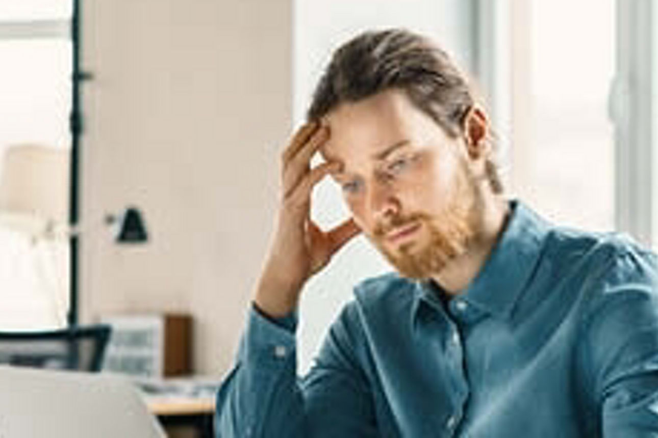 Ein Mann sitzt an einem Schreibtisch