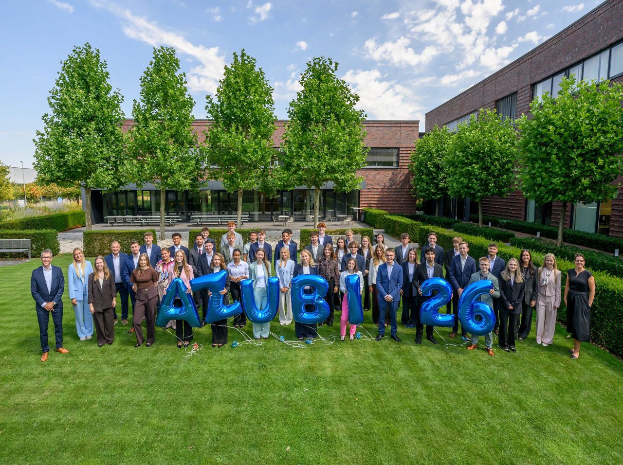 Das Bild zeigt 40 junge Talente, ihre Ausbildung bei der Volksbank im Münsterland starten.