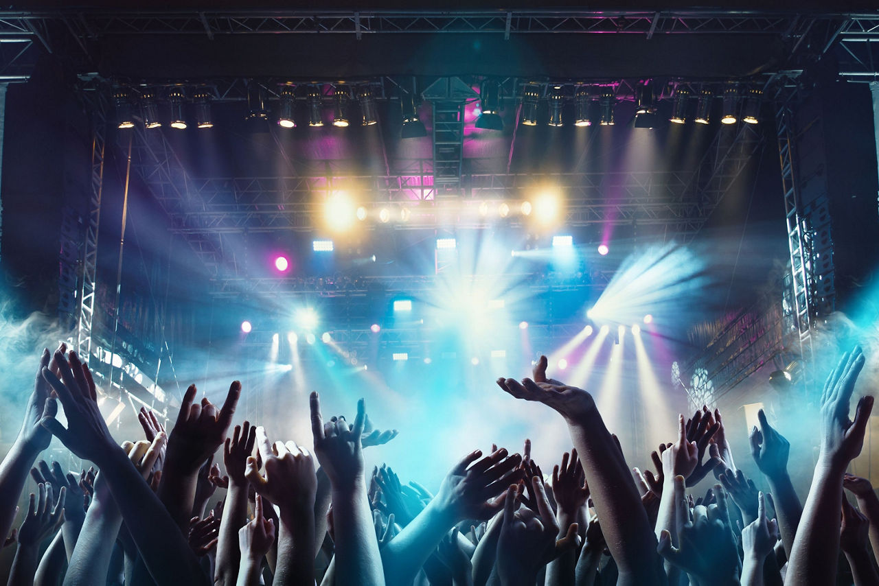 Milchwerk Musik Festival 2025 - Jubelnde Hände vor beleuchteter Konzertbühne