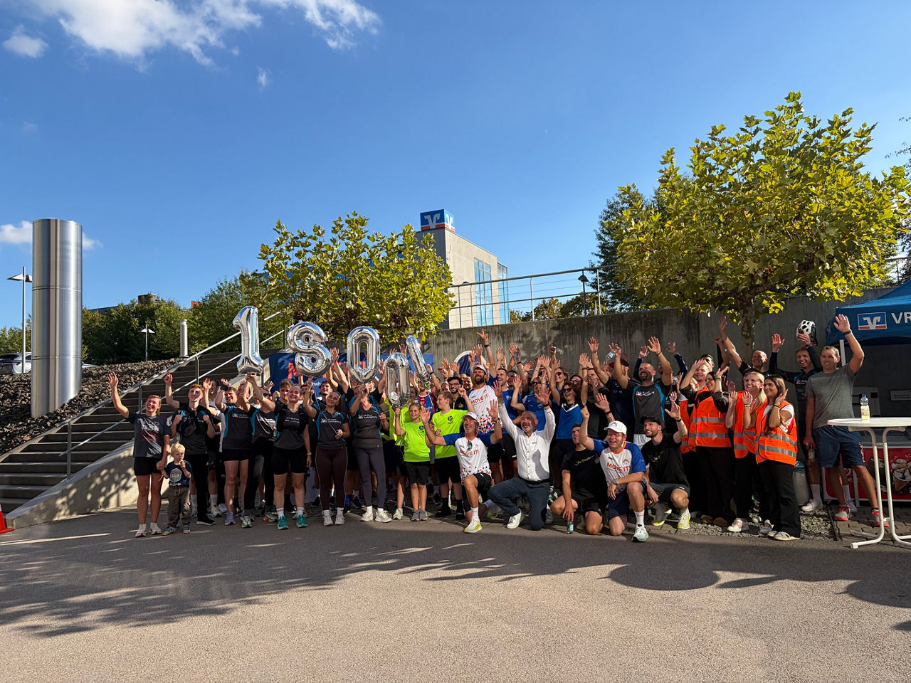 Jubelnde Läuferinnen und Läufer nach erfolgreichem Community Run und Zieleinlauf an der VR-Bank Ludwigsburg