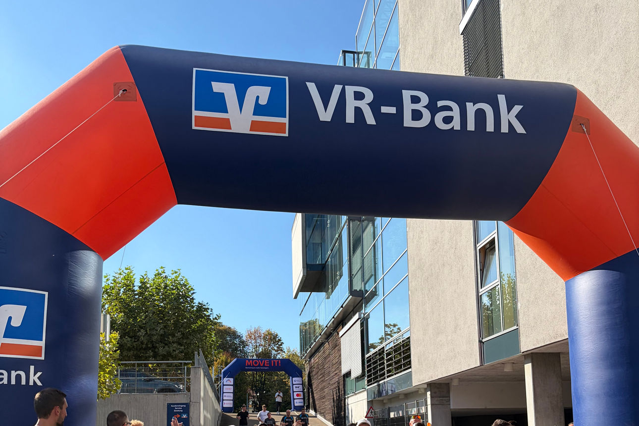 Läuferinnen und Läufer nach erfolgreichem Community Run und Zieleinlauf an der VR-Bank Ludwigsburg