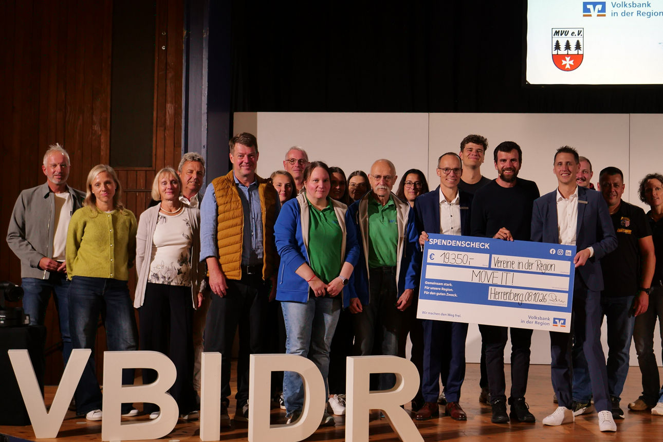 Die Vorstände der VBidR überreichen mit Extremsportler Jonas Deichmann den Spendenscheck für regionale Vereine