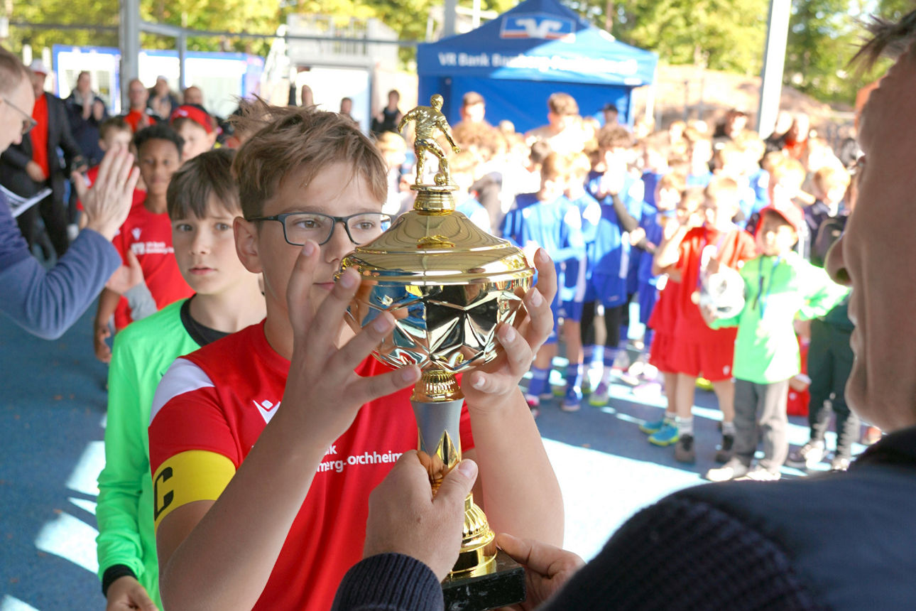 MTV-Vorstand Christian Röckelein überreicht den Pokal an den zweitplatzierten SV Buckenhofen