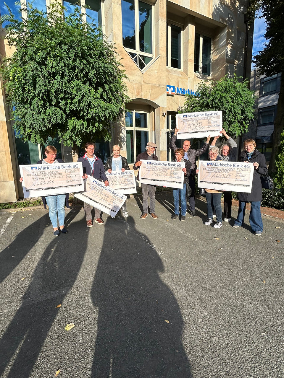 Gewinner des Mitgliedervoting halten ihre Gewinne hoch und freuen sich