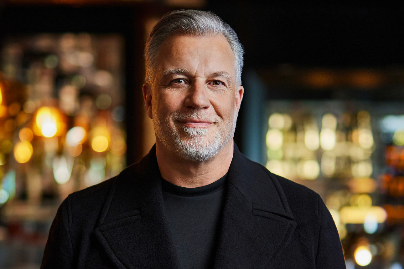 Bild von Marc Marshall vor beleuchtetem Konzterthaus