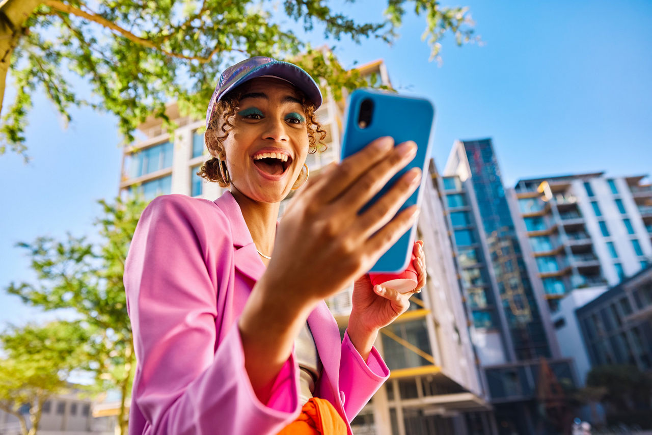 Mädchen mit Handy in der Hand