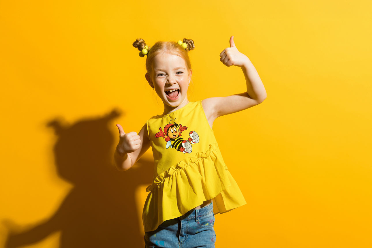 Gelber Hintergrund Meadchen lacht