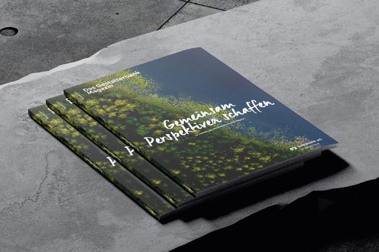 Mehrere GestalterbankMagazine 2025 trappiert auf einem Betonstein.