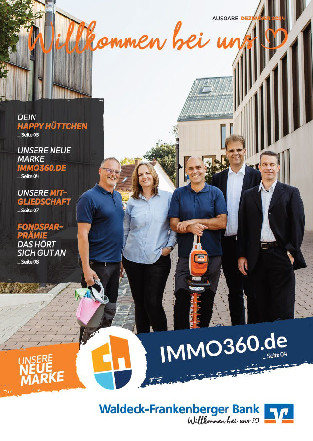 Eine Gruppe von vier Männern und einer Frau steht vor einem Gebäude