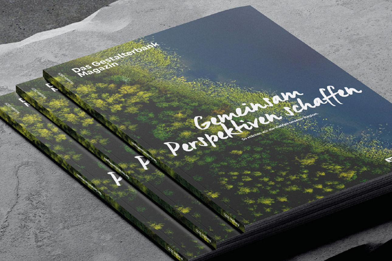 Mehrere GestalterbankMagazin trappiert auf einem Betonstein