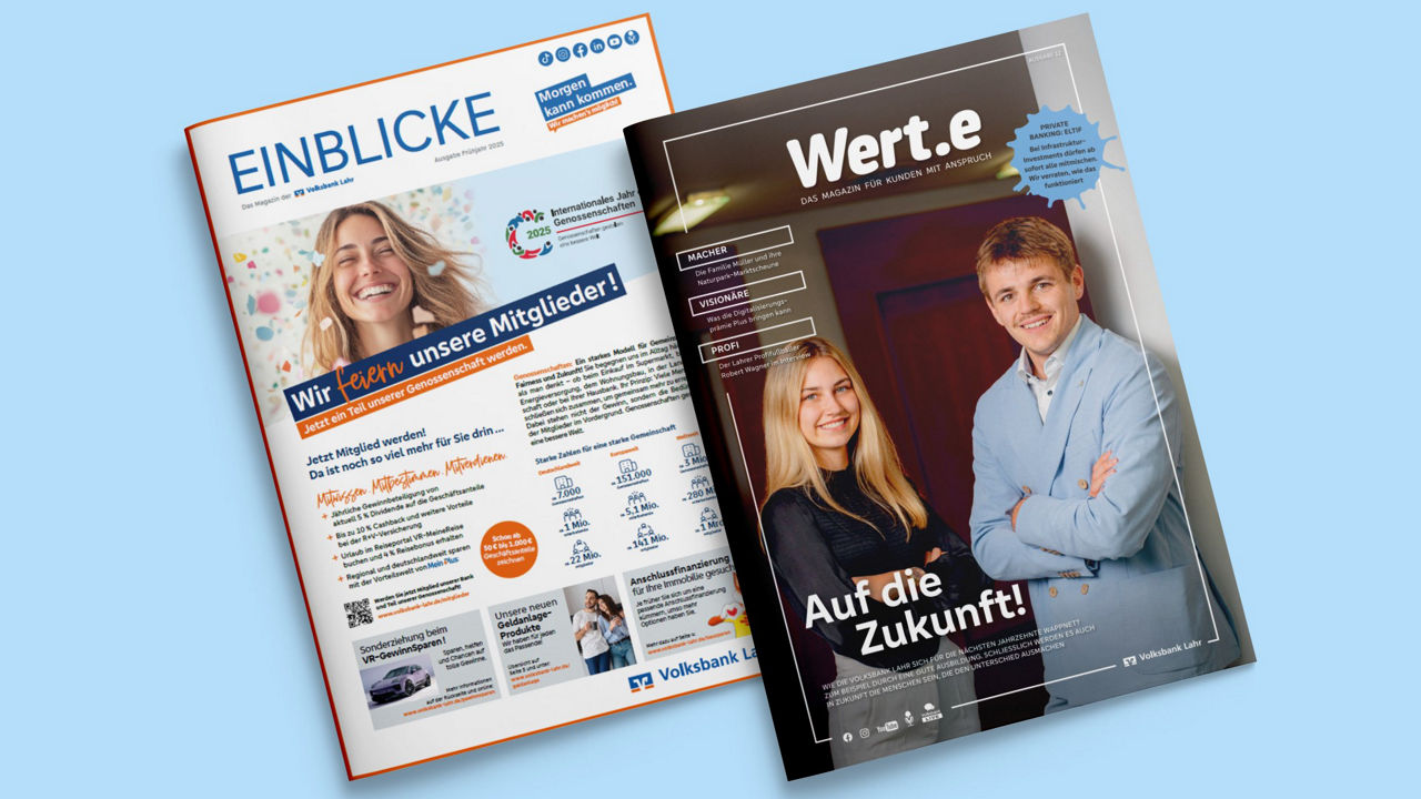 Unsere aktuellen Magazine Wert.e und Einblicke liegen auf einem Tisch