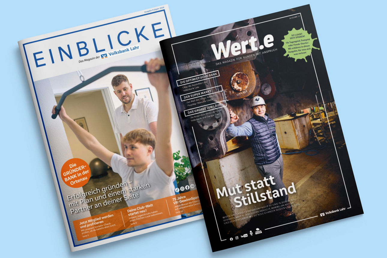 Unsere aktuellen Magazine Wert.e und Einblicke liegen auf einem Tisch