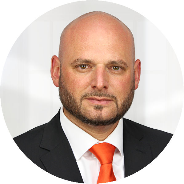 Portraitbild des Vorstandsvorsitzender Christian E. Maier mit schwarzem Anzug und oranger Krawatte