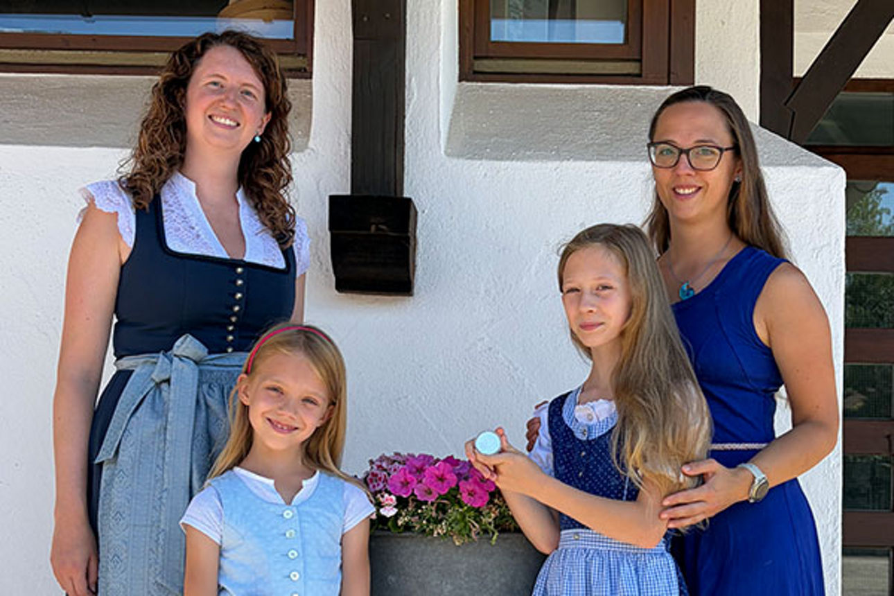 Frau Schulleri gratuliert Katharina, Lina und Fiederike Maier