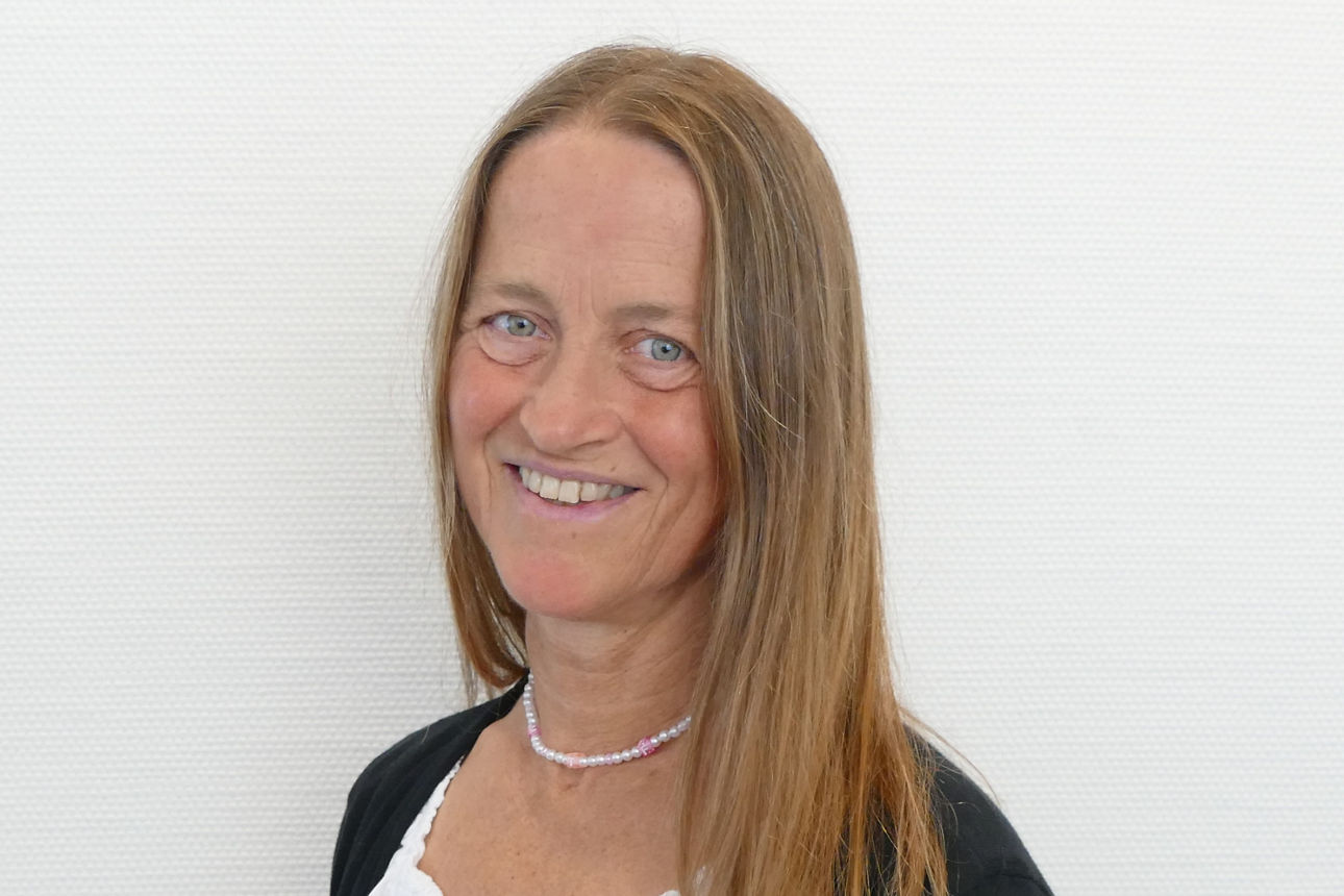 Eine Frau lächelt in die Kamera