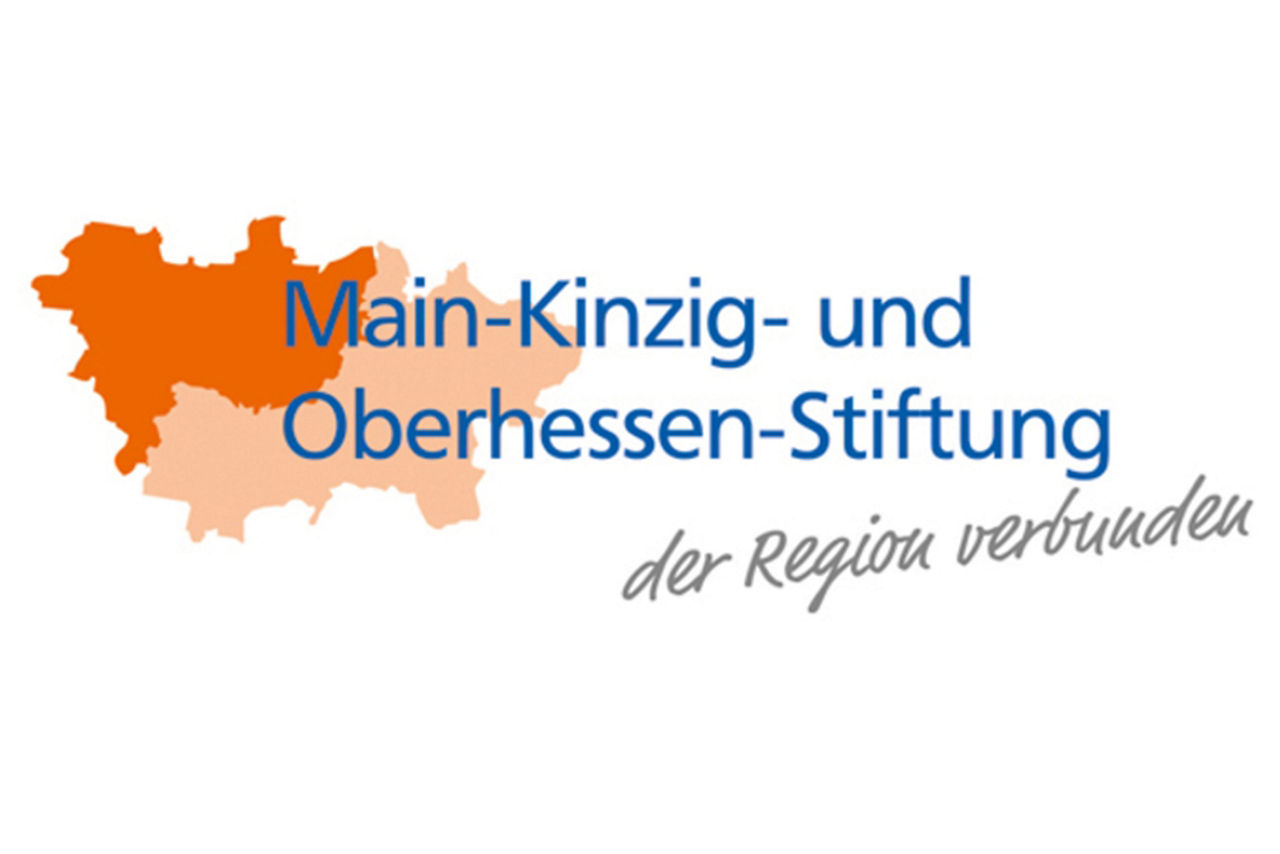Logo der Main-Kinzig- und Oberhessen-Stiftung. Der Landkreis Main-Kinzig in hellorange und die Wetterau in dunkelorange. 
