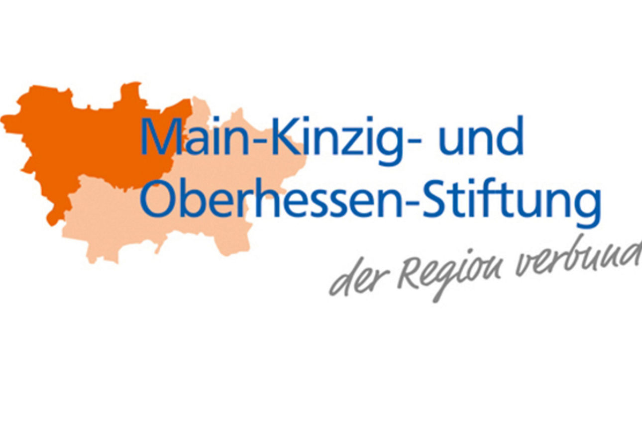 Logo der Main-Kinzig- und Oberhessen-Stiftung. Der Landkreis Main-Kinzig in hellorange und die Wetterau in dunkelorange. 