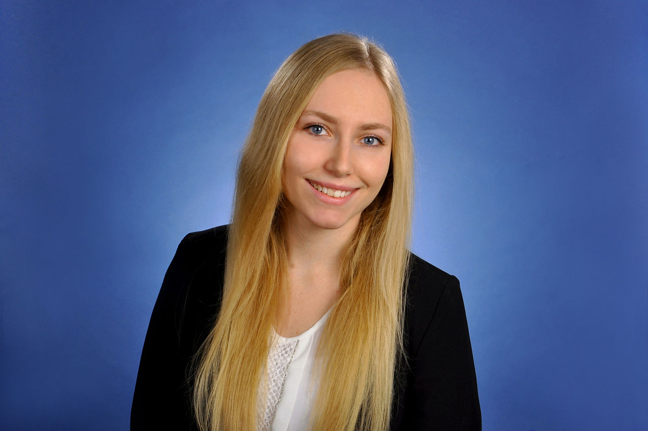 Frau vor blauer Leinwand