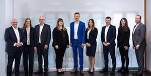 Bild mit den Mitarbeiterinnen und Mitarbeitern aus dem Bereich Immobilien der VR Bank Main-Kinzig-Büdingen