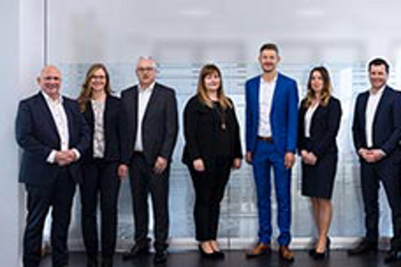 Bild mit den Mitarbeiterinnen und Mitarbeitern aus dem Bereich Immobilien der VR Bank Main-Kinzig-Büdingen