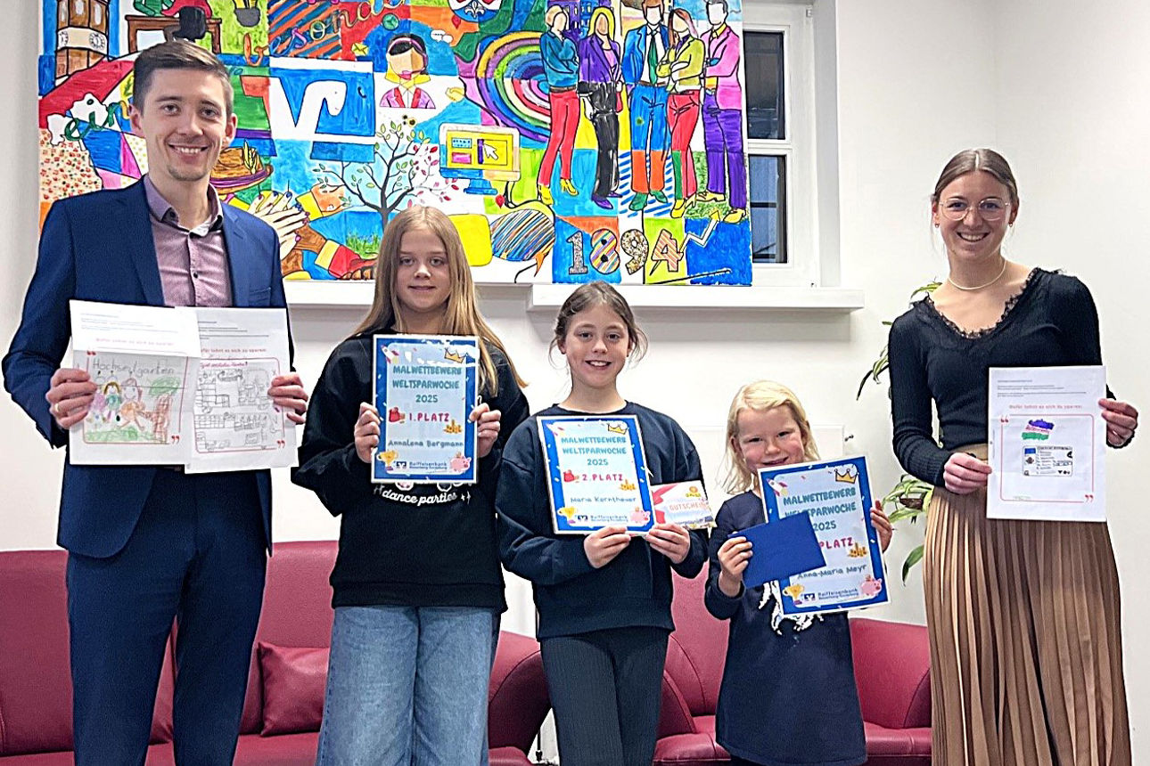 v.l. Vorstand Florian Fent, Annalena Bergmann, Maria Korntheuer, Anna-Maria Meyr und Privatkundenberaterin Rosi Heimmgreiter