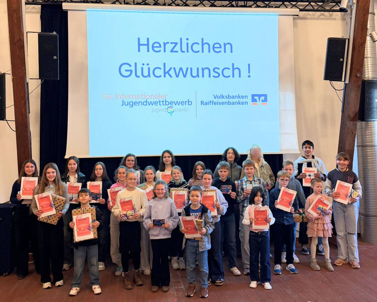 Viele Kinder haben sich zum Foto aufgestellt. Jedes Kind hält eine Urkunde in der Hand.