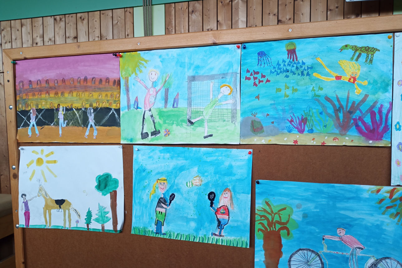 Pinwand mit Bildern