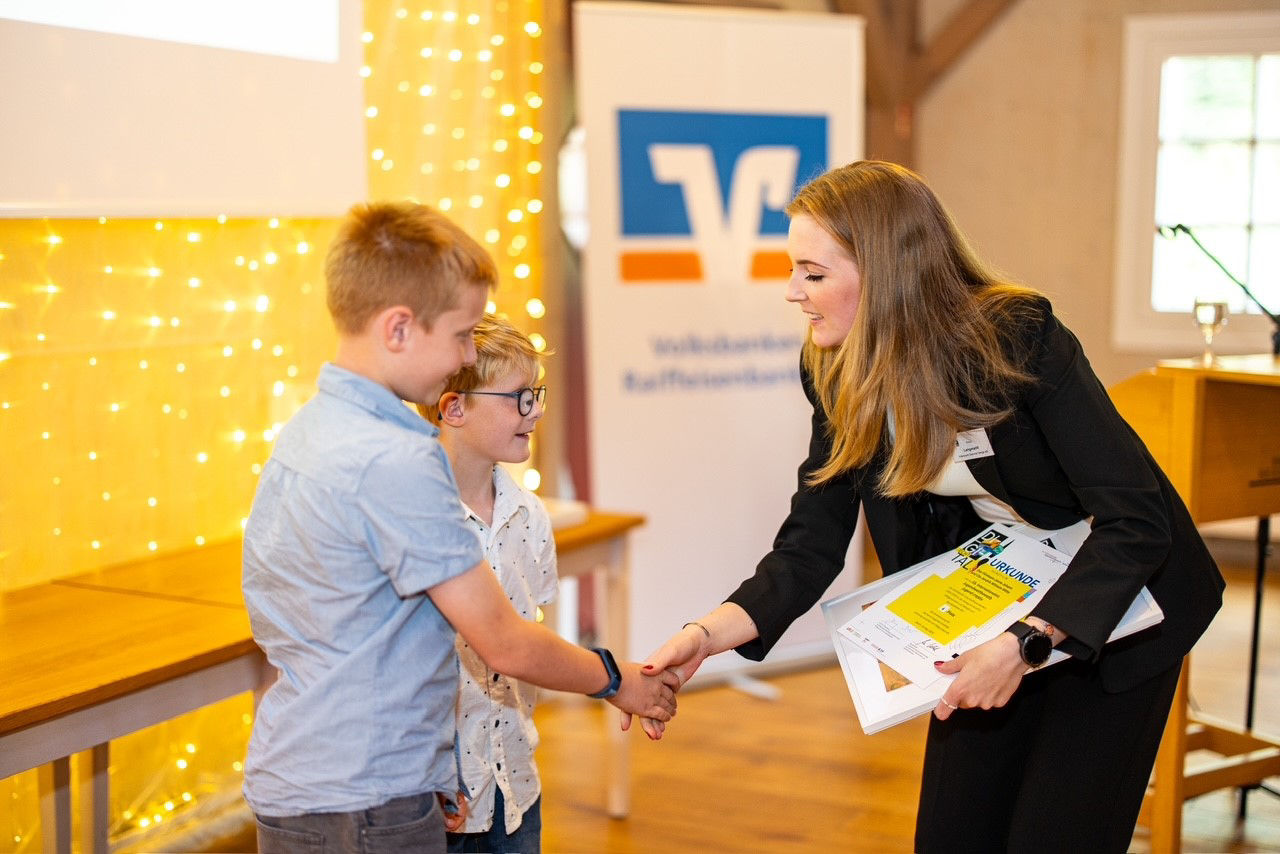 Junge Frau gratuliert den Gewinnern