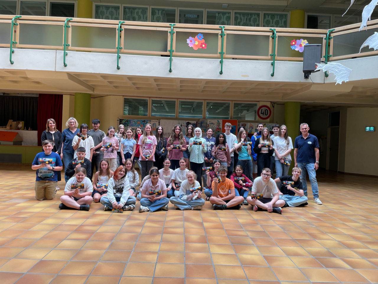 Gruppenbild der Malwettbewerb-TeilnehmerInnen der Krötensee-Mittelschule