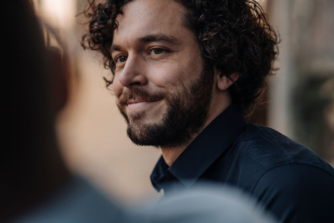 Mann lächelt in die Kamera