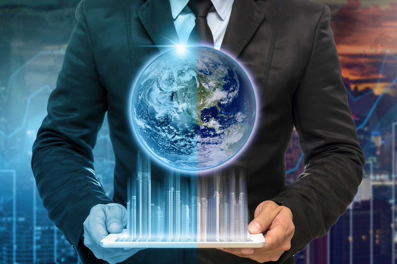 Mann im Anzug hält ein Tablet mit einem Weltkugelhologramm in den Händen