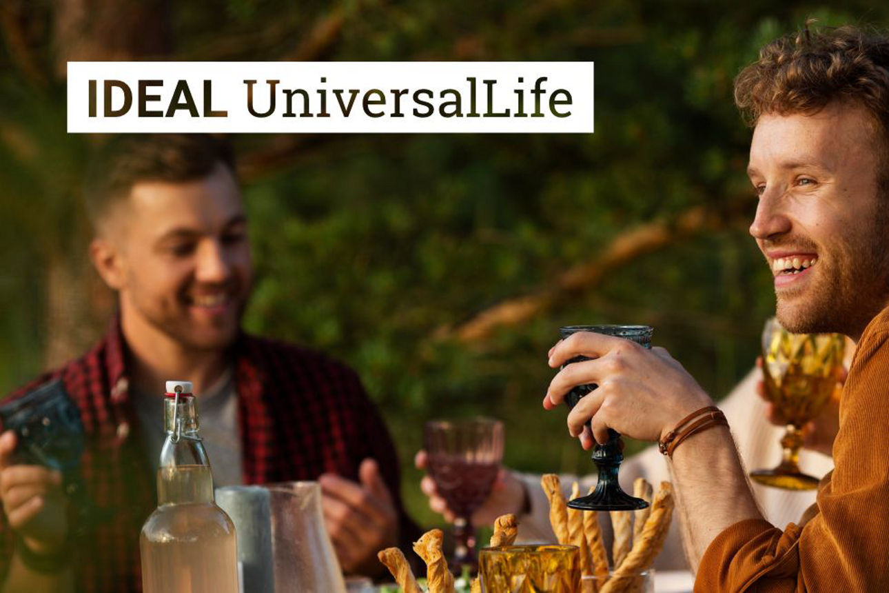 Gruppe am Tisch bei Snacks und Getränken