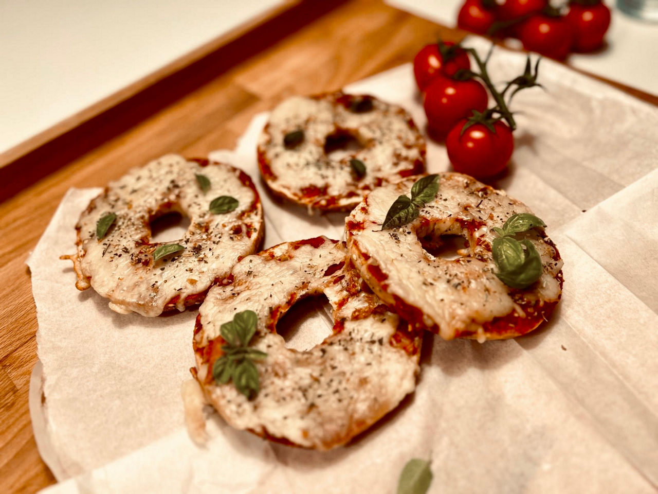 4 Bagel-Scheiben mit Basilikum und Tomaten