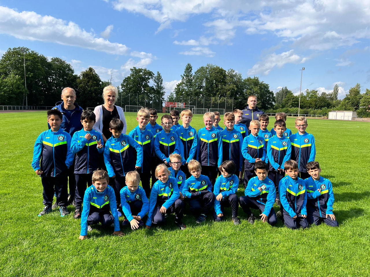 Kinderfußballmannschaft auf dem Sportplatz