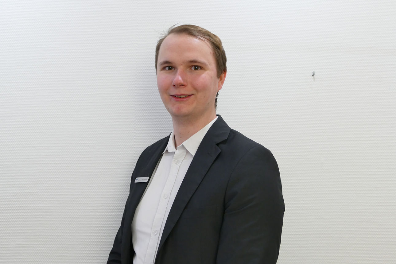 Ein Mann lächelt in die Kamera