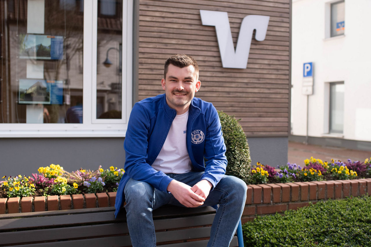 Manuel Wenzel sitzt auf einer Bank