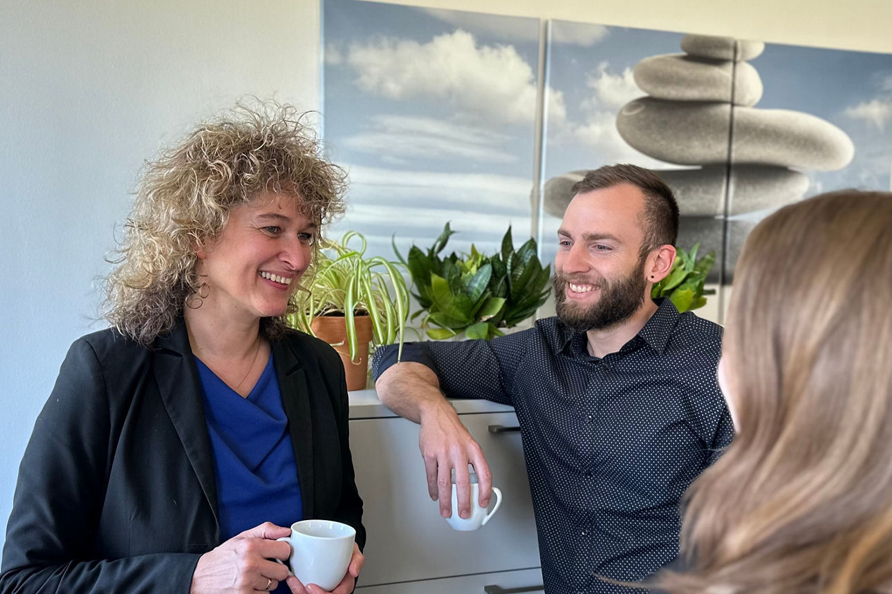 Zwei lächelnde Mitarbeiter im Büro