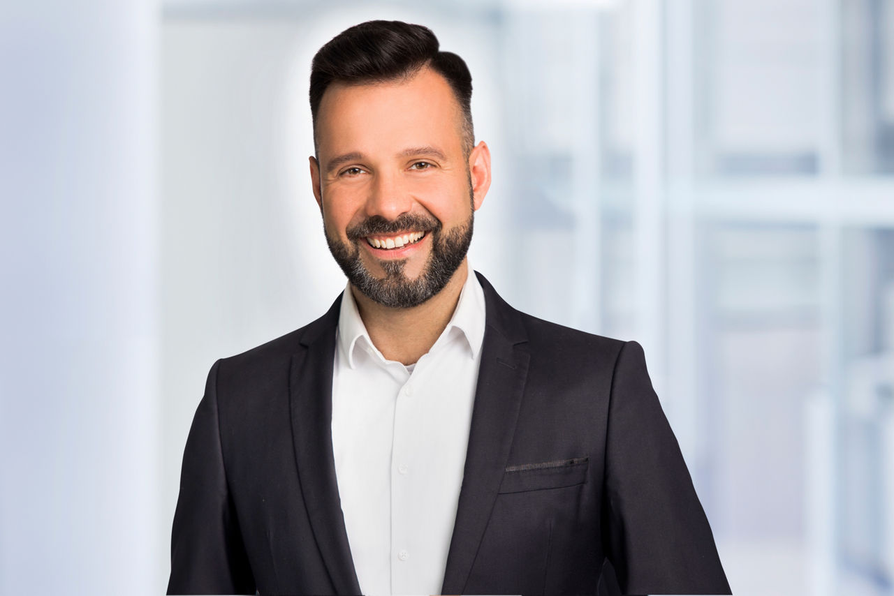 Portrait zeigt Marcel Garcia Ortega, Personalleiter bei Meine Bank