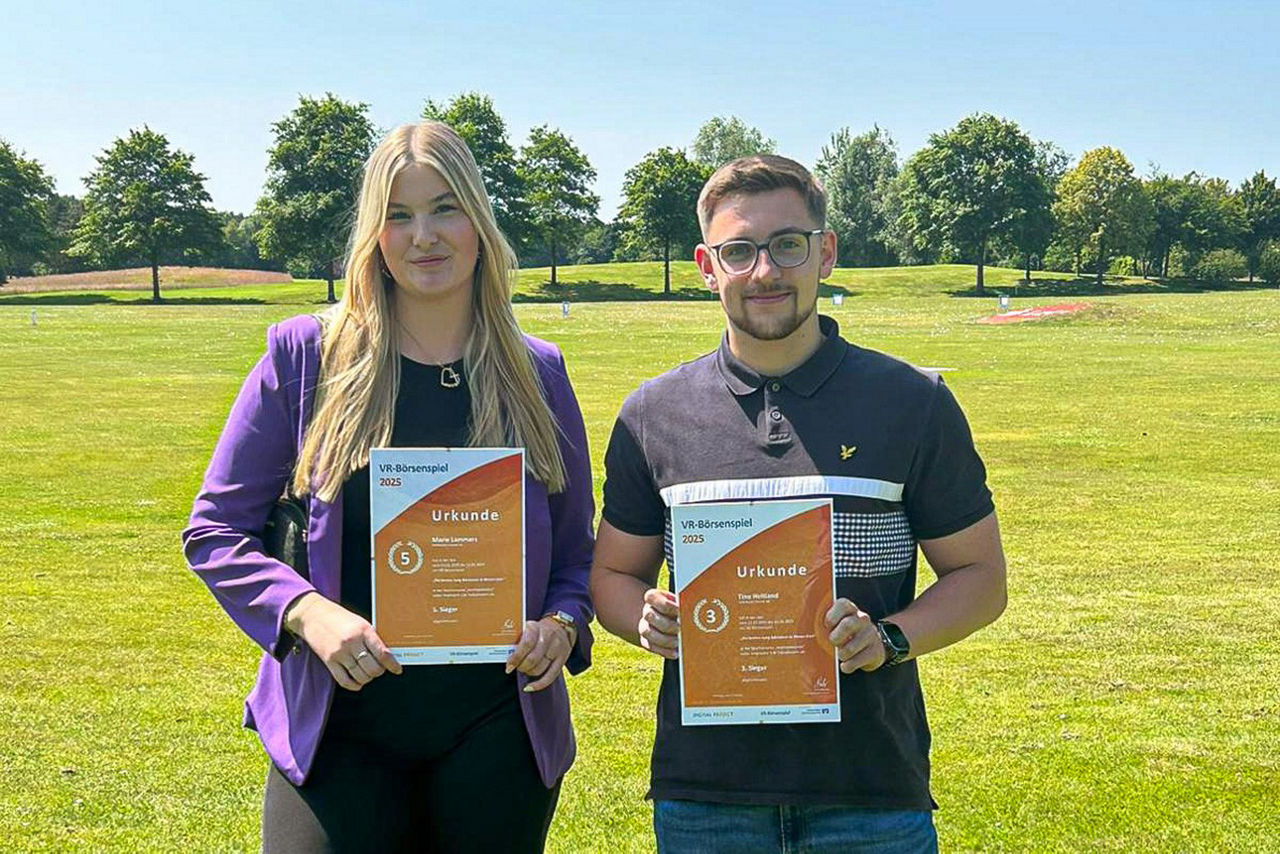 Marie und Tino mit Urkunde des Börsenspiels in der Hand